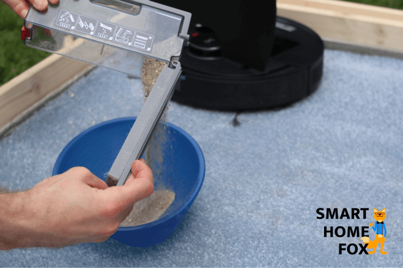 Emptying the mobile dustbin of the Ecovacs Deebot OZMO 950 by hand